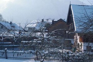 Ein Wohngebiet mit schneebedeckten Häusern und einem Holzzaun.