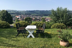 Outdoor dining - Nostalgia at the Striegl guesthouse (Wertach)
