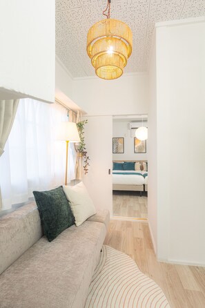 Ein modernes Wohnzimmer mit einer Couch, einer Lampe und einer Pendelleuchte.