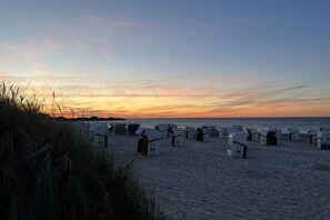A beach with row of beach huts. - Holiday apartment with 2 bedrooms (Heiligenhafen)