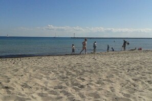 A sandy beach with a clear sky and calm sea. - Holiday apartment with 1 bedroom (Fehmarn)