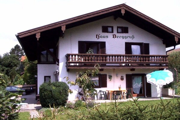 A two-story building with a balcony and a sign reading 'Haus Berggüß'. - Haus Berggruß EG with Chiemgau map (Ruhpolding)