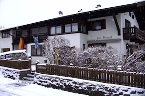 Un edificio con un letrero que dice 'Haus Berggüß'.