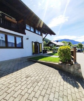 Exterior - Haus Berggruß EG with Chiemgau map (Ruhpolding)
