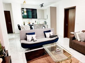 Uma sala de estar moderna com um sofá, uma mesa de centro de vidro e um sofá marrom.