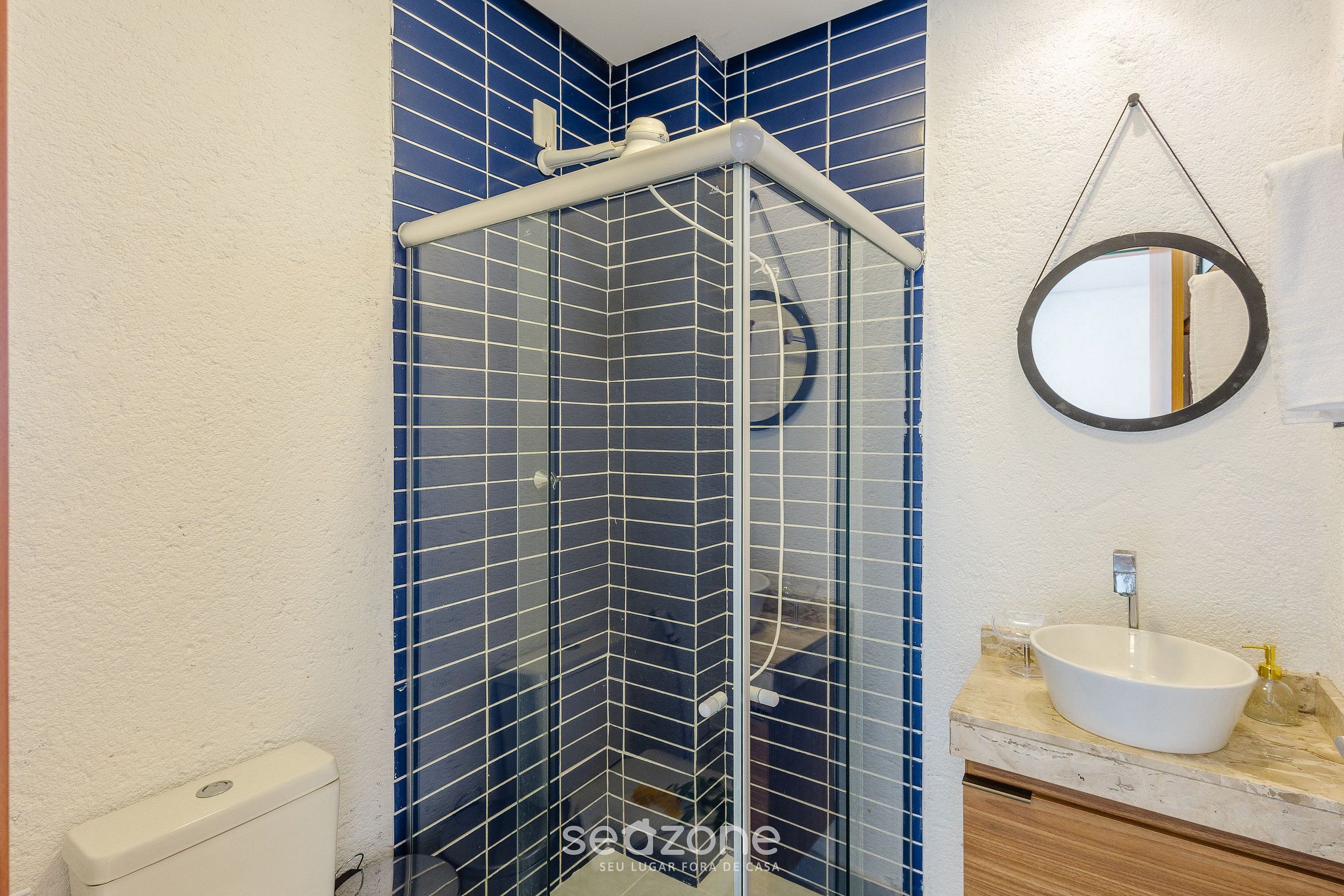 Basic Apartment | Bathroom | Shower, towels