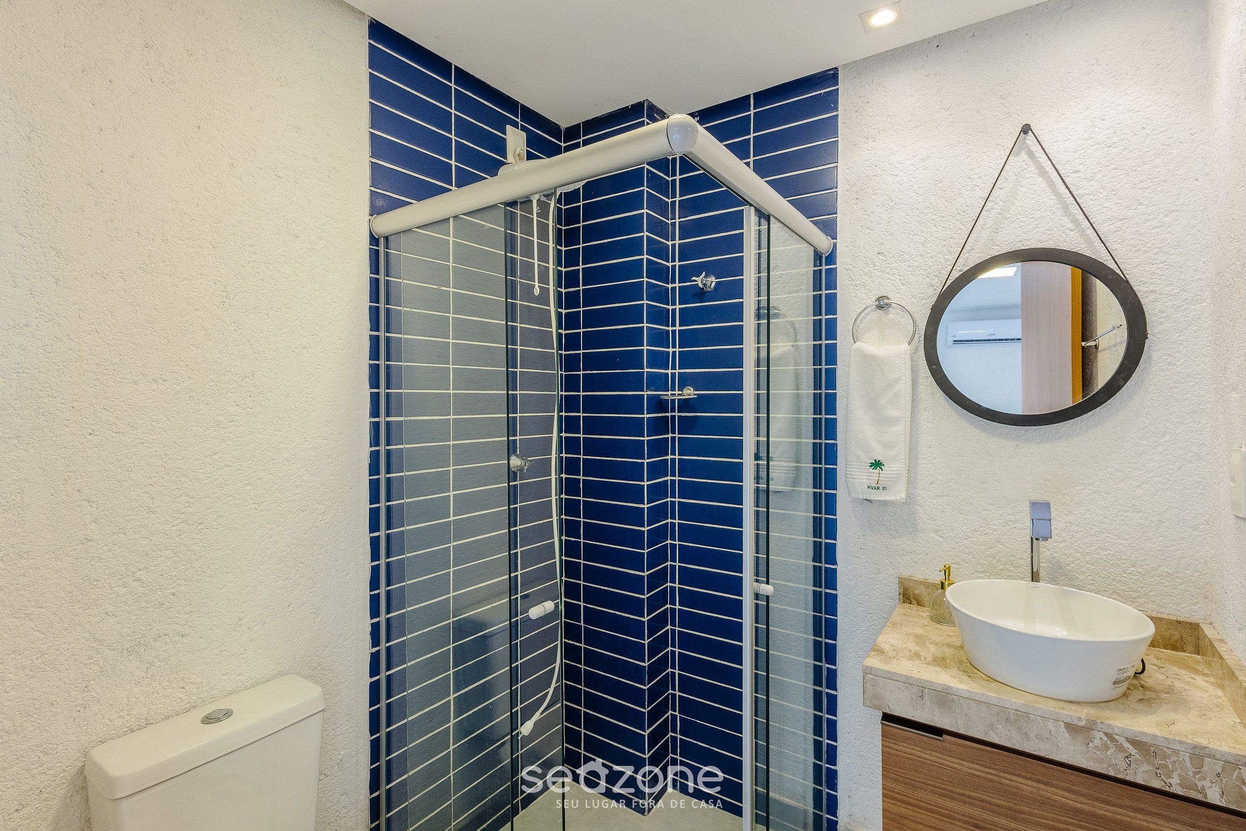 Basic Apartment | Bathroom | Shower, towels
