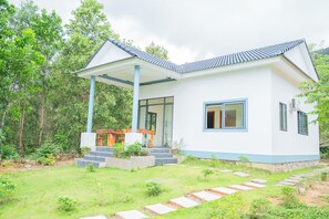 A modern two-story house with a covered porch, a front entrance, and a garden area. - Cozy 2BR Garden Villa #2 - Eco Cay Sao Phu Quoc (Thành phố Phú Quốc)