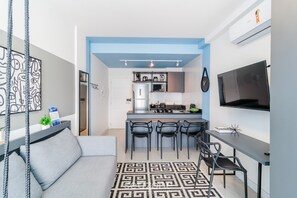 A modern apartment with a kitchen, dining area, and living room. - Comfort Near Ufsc Floripa Sve407 (Florianópolis)