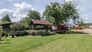 Ein Picknickbereich mit überdachtem Bank, Picknicktisch und einer kleinen Schutzhütte.