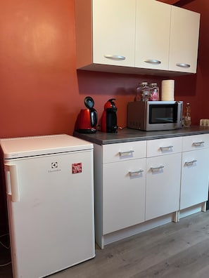 A kitchenette with a white refrigerator, a microwave, a coffee maker, and a toaster. - Beautiful apartment just a stone's throw from downtown, with a parking space (Blois)