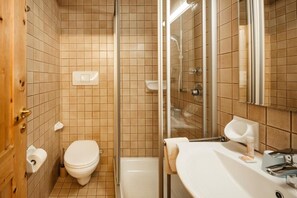 Comfort Double Room, Balcony, Mountain View | Bathroom - Garni Toni (Ortisei)