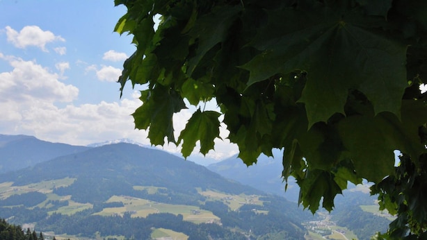 A mountain landscape with a wooden bench and a view of a valley. - Lovely apartment for 4 people with WIFI, TV and balcony (Hopfgarten Im Brixental)