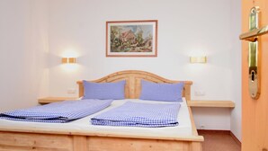 Room - Lovely apartment for 4 people with WIFI, TV and balcony (Hopfgarten Im Brixental)