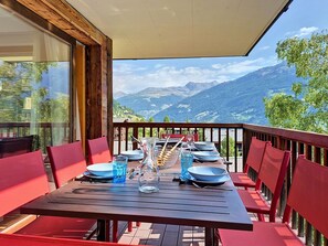 Outdoor dining - Lovely apartment for 7 guests with WIFI, TV, balcony and panoramic view (Grimentz)