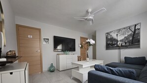 Apartment, 3 Schlafzimmer, Turm | Wohnbereich | Flachbildfernseher