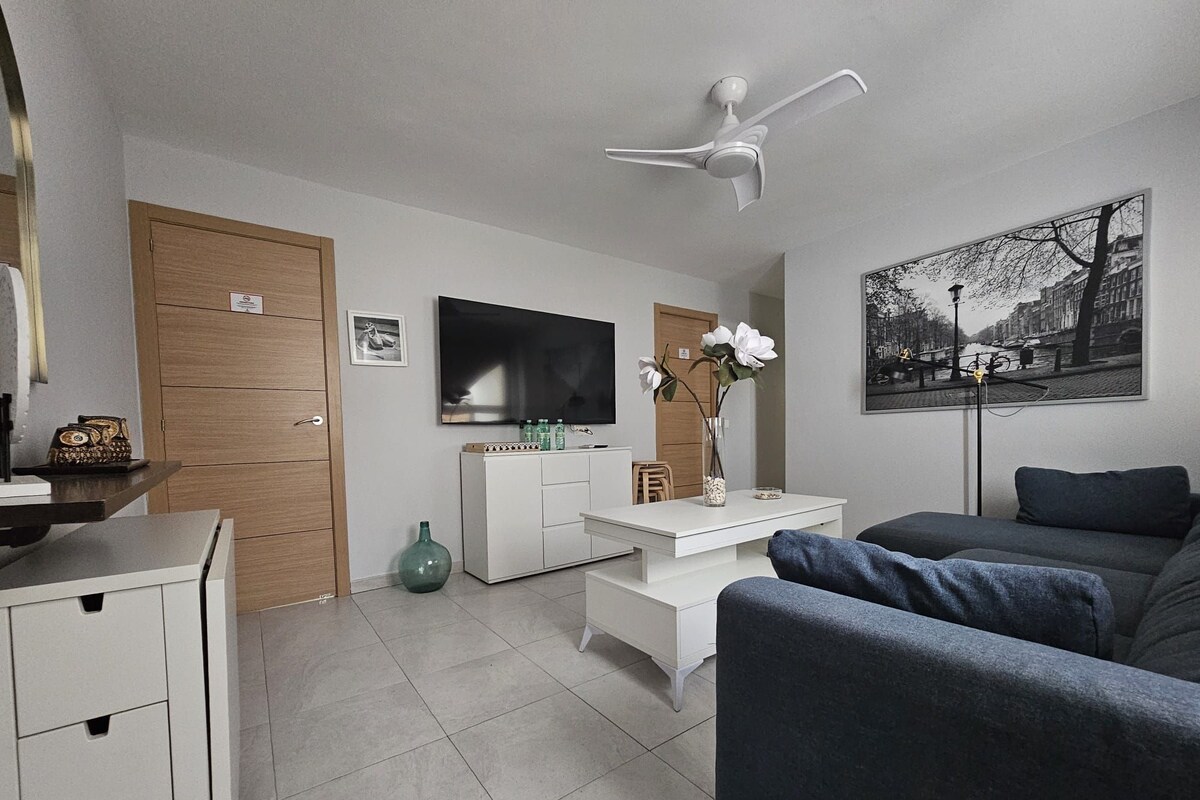 Apartament, 3 dormitoris, torre | Sala d'estar | Televisor de pantalla plana 
