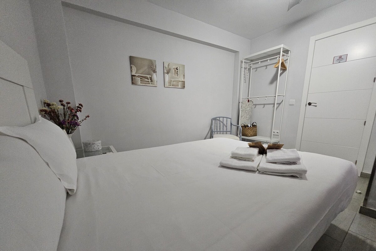 Apartament, 1 llit de matrimoni i sofà llit | Roba de llit d'alta qualitat, cobrellits i wifi gratuïta 