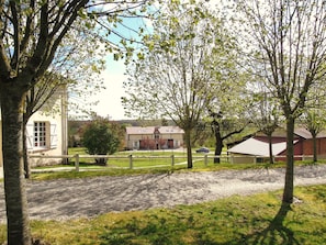 Zona residencial con casas, camino de grava y árboles.