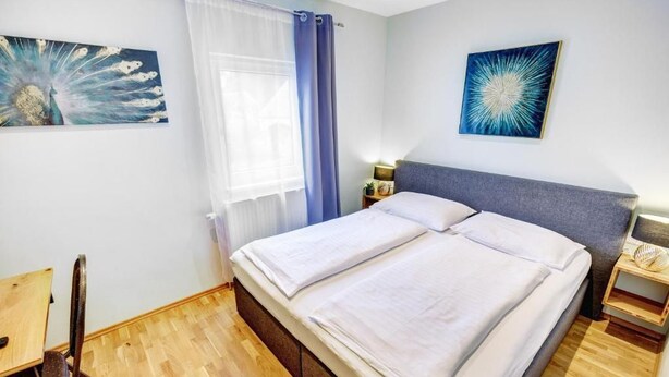 Ein Schlafzimmer mit einem Bett, einem Schreibtisch und einem Stuhl.