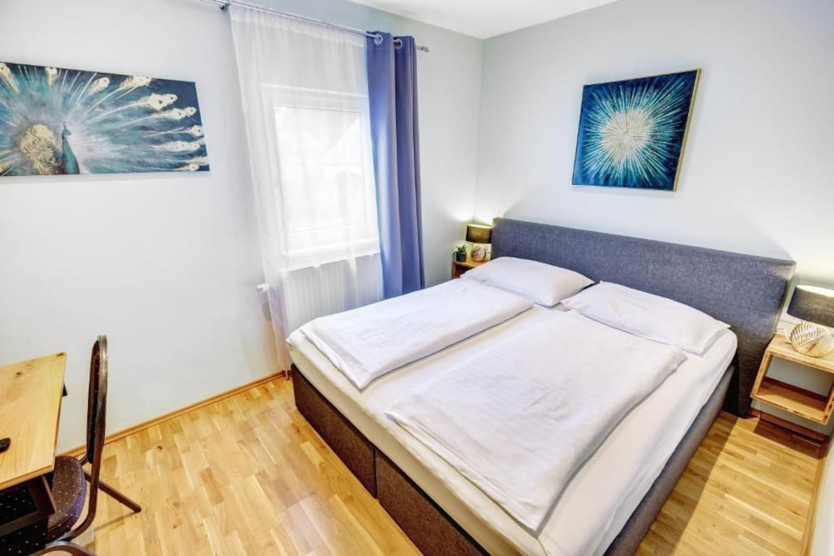 Une chambre à coucher avec un lit, un bureau et une chaise.