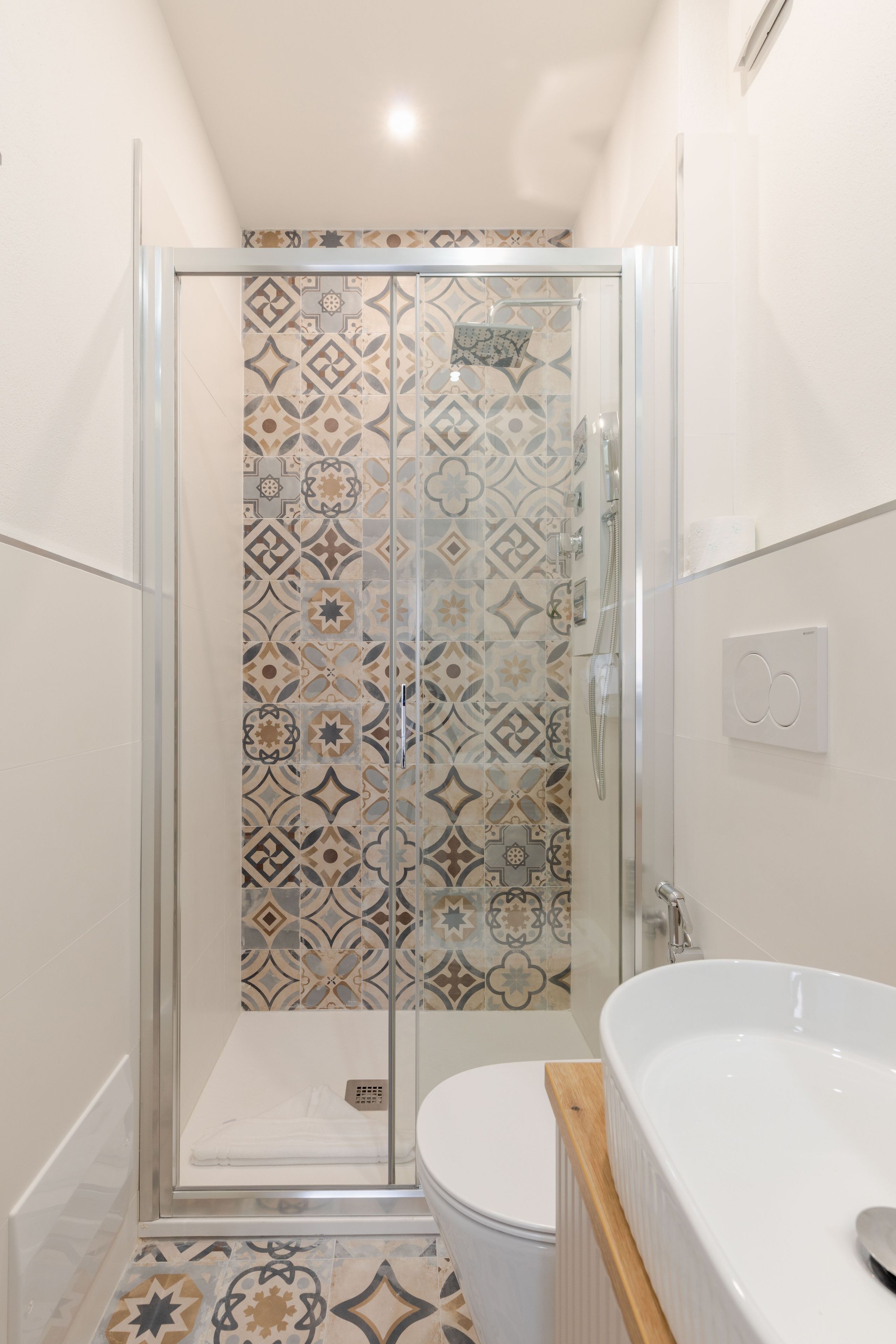 Ein Badezimmer mit einer Duschkabine, einer weißen Toilette und einer freistehenden Badewanne.
