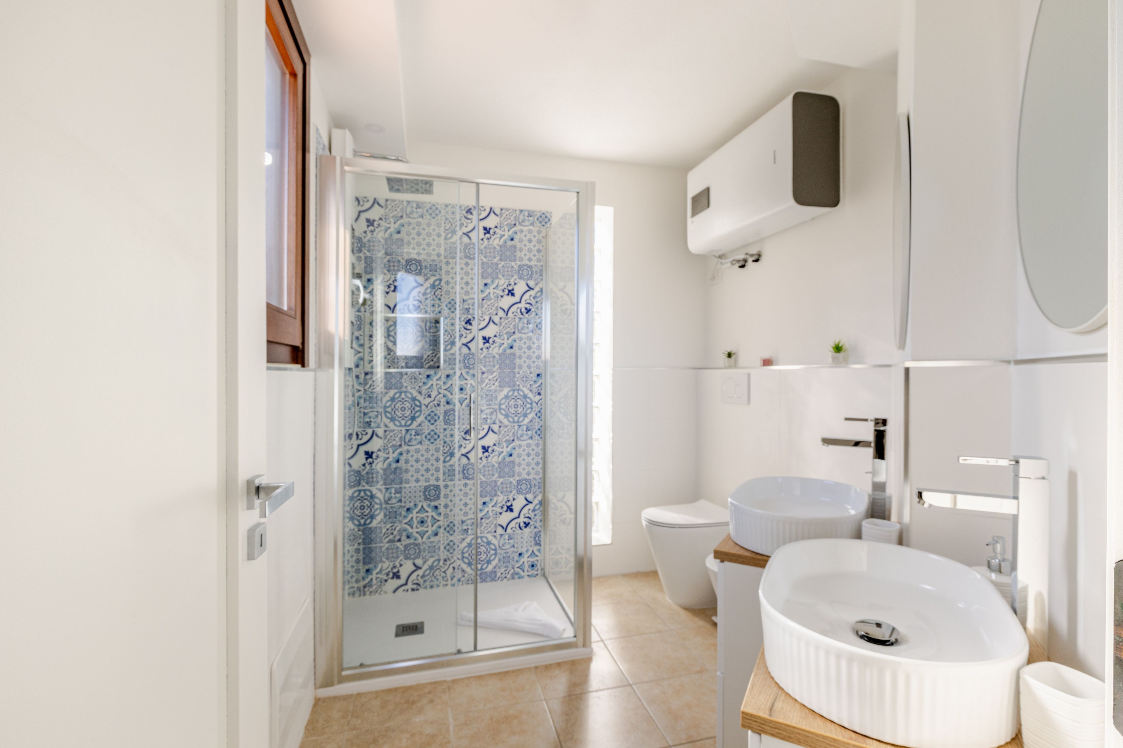 Une salle de bain avec douche, toilettes et lavabo.