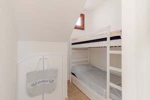A bunk bed room with a small window and a door. - Villa Le Pavoncelle Home Holiday – Private Garden, 3 Bedrooms, Near the Beach (Eden Rock)