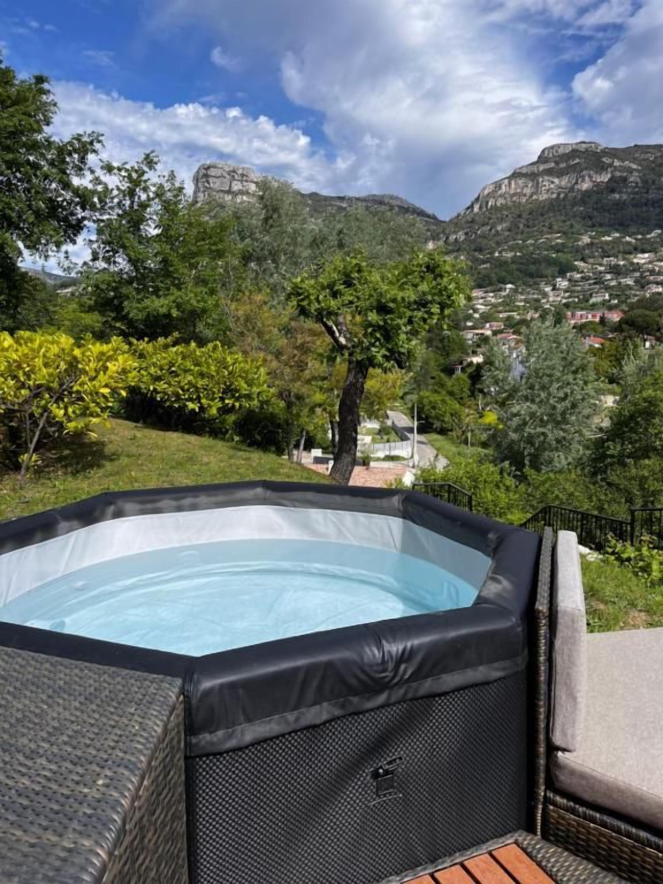Ein Whirlpool mit Blick auf eine gebirgige Landschaft.