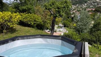 Ein Whirlpool mit Blick auf eine gebirgige Landschaft.