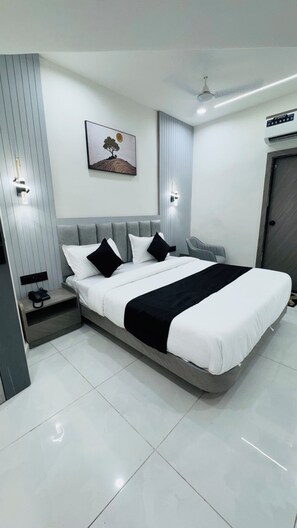 Deluxe Double Room, City View | Peti besi dalam bilik, meja, ruang kerja komputer riba 