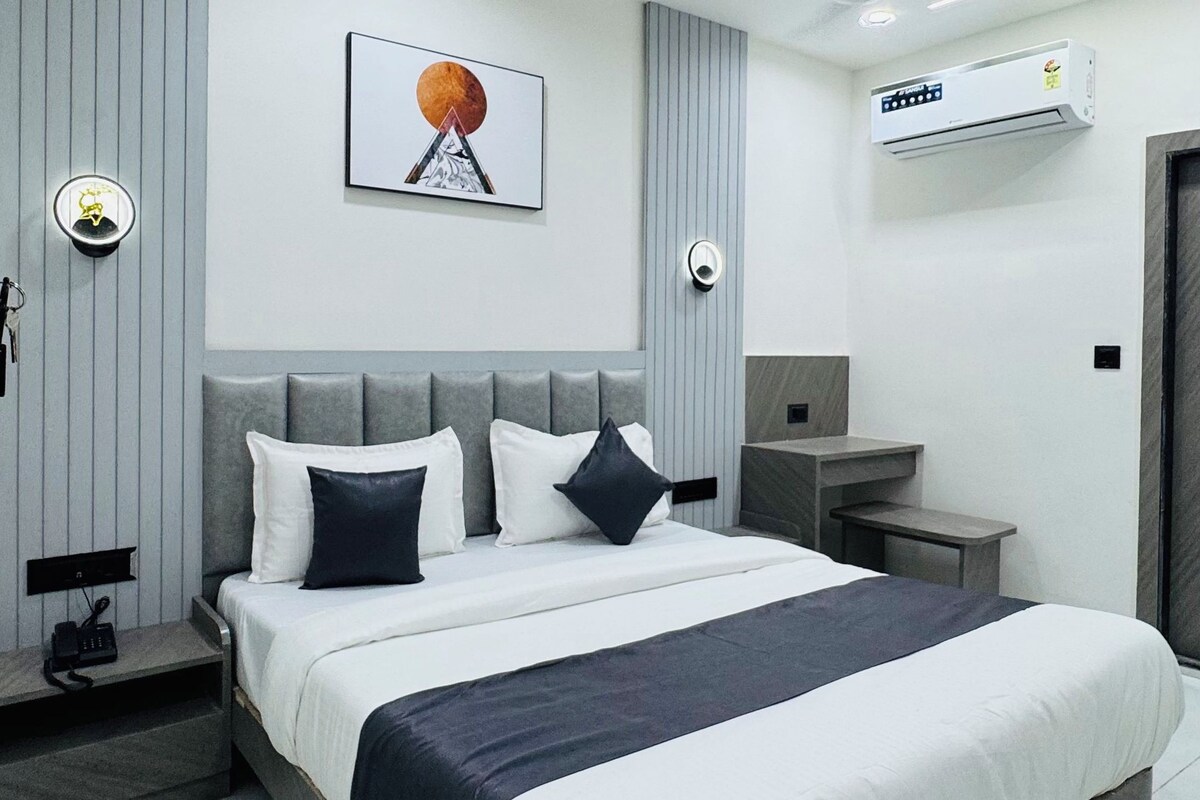 Deluxe Double Room, City View | Peti besi dalam bilik, meja, ruang kerja komputer riba 