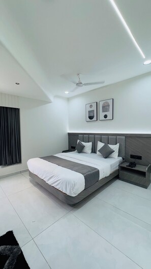 Deluxe Double Room, City View | Peti besi dalam bilik, meja, ruang kerja komputer riba 