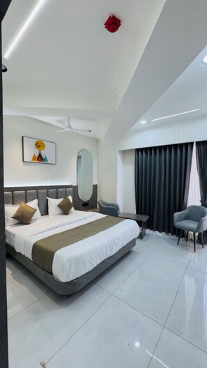 Deluxe Double Room, City View | Peti besi dalam bilik, meja, ruang kerja komputer riba 