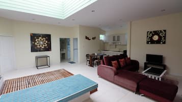 Villa 3 | Living room | 32-inch flat-screen TV with cable channels