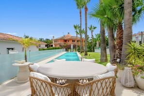Outdoor dining - Vrbo Property (Marbella)
