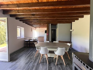 Outdoor dining - Gîte Du Vieux Chêne with Private Terrace and Shared Garden (Cazalis)