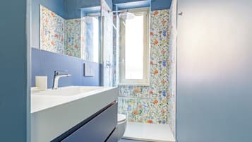 Departamento, balcón, vista a la ciudad | Baño