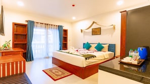 Phòng đôi Deluxe, ban công, quang cảnh thành phố | Két bảo mật tại phòng, bàn, khu vực làm việc phù hợp cho laptop 