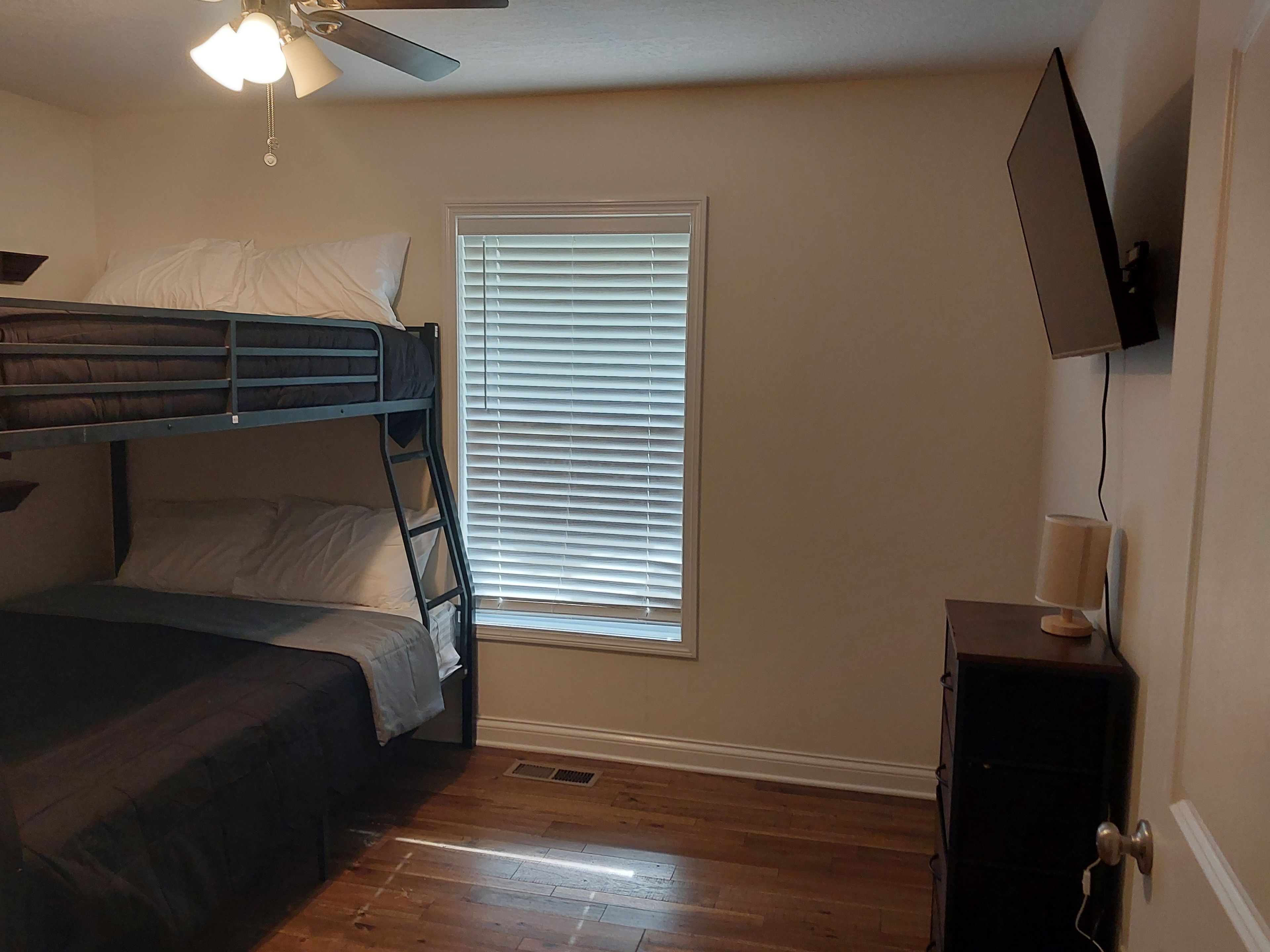 3 bedrooms, WiFi (free), bed sheets