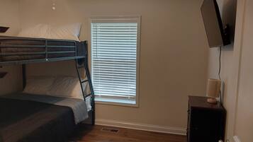 3 bedrooms, WiFi (free), bed sheets