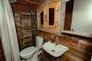 Economy Double Room | Bathroom | Towels, soap, toilet paper - Krouma Camp & Ecolodge (Aswan Governorate)