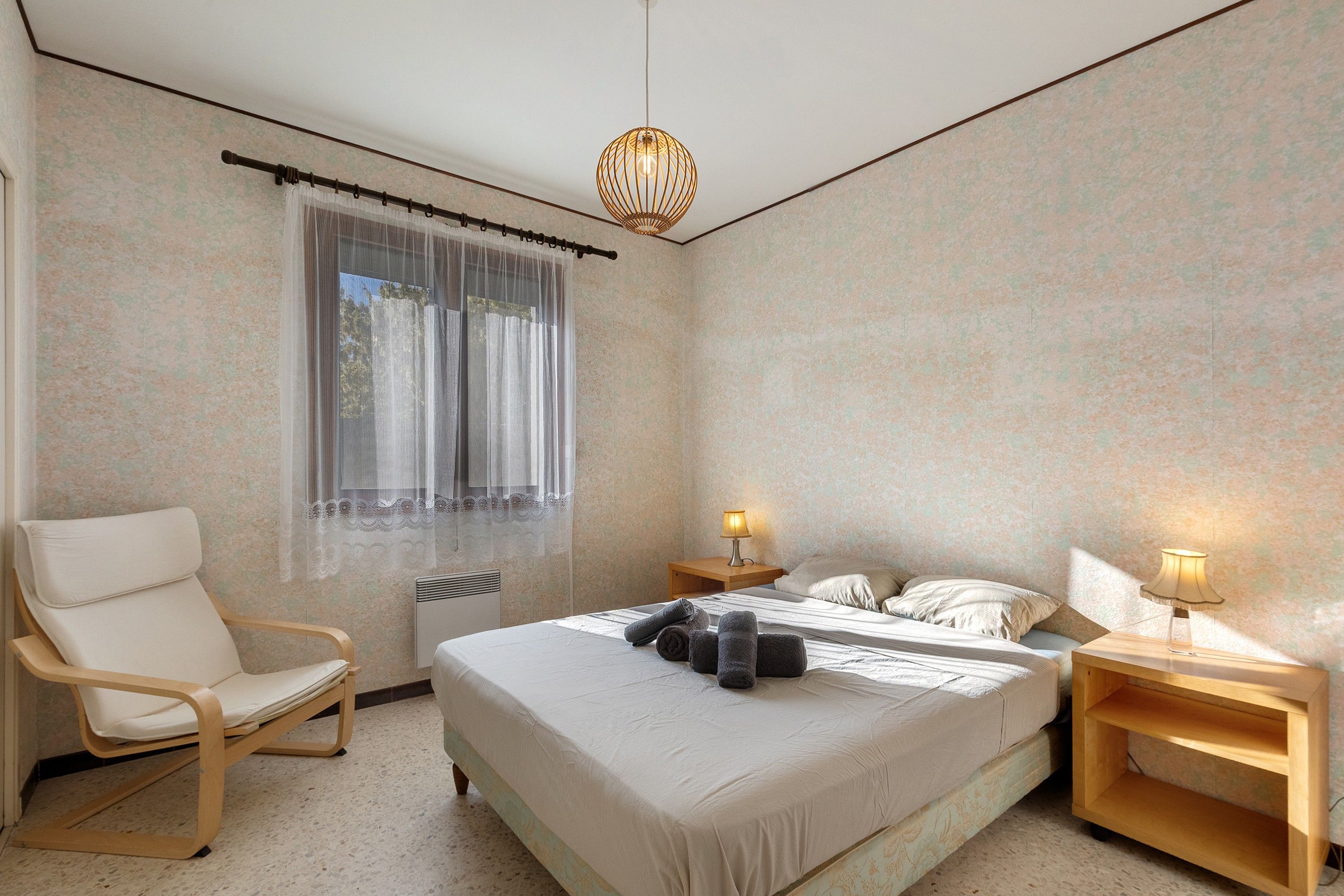 Iron/ironing board, WiFi, bed sheets