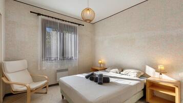 Iron/ironing board, WiFi, bed sheets