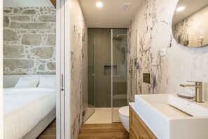 Un baño moderno con ducha, inodoro y lavamanos.