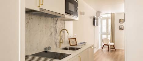 Coffee/tea maker, fridge, microwave, dishwasher