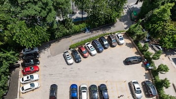 Vista aérea de um estacionamento com várias fileiras de carros estacionados.