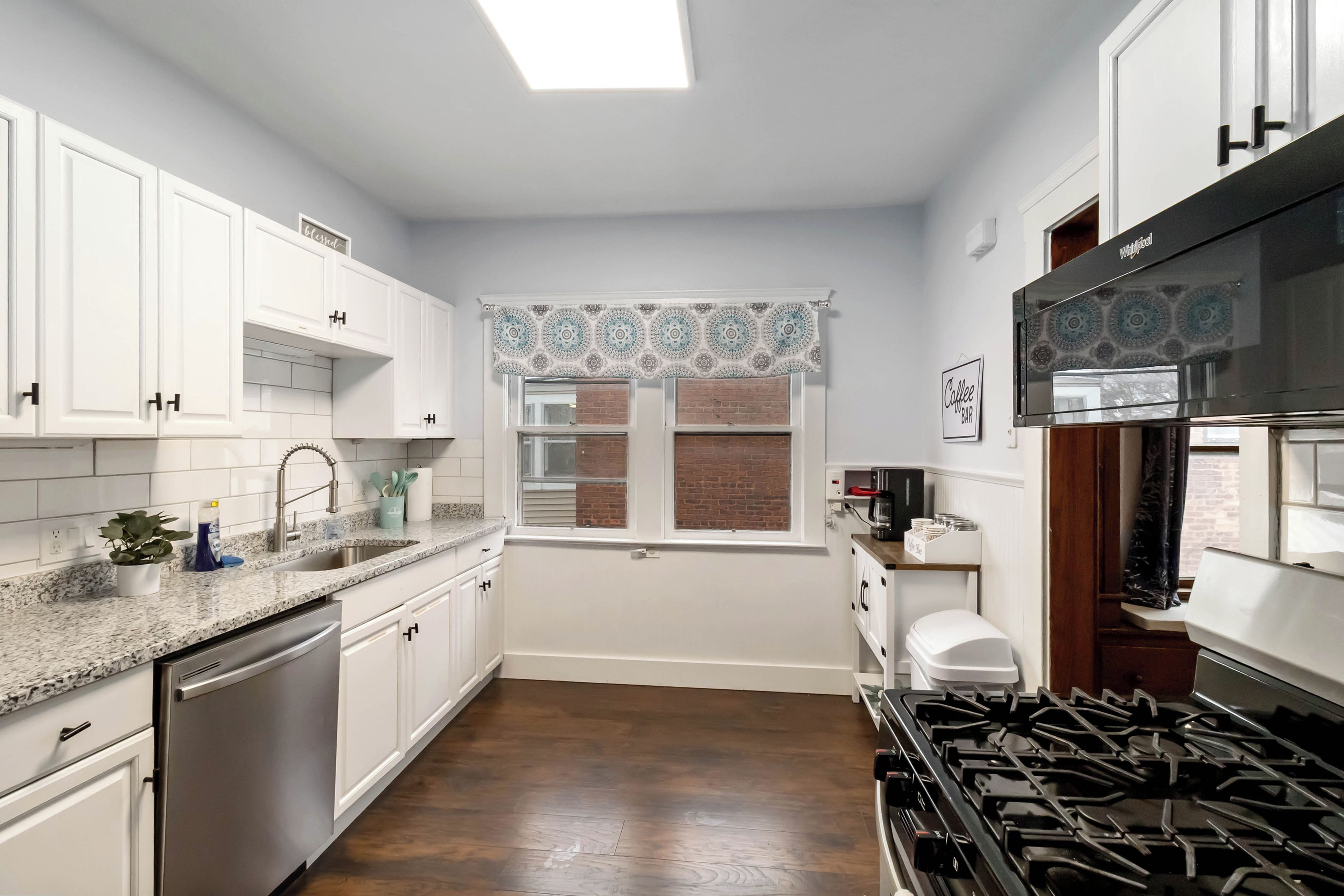 Coffee/tea maker, fridge, microwave, oven