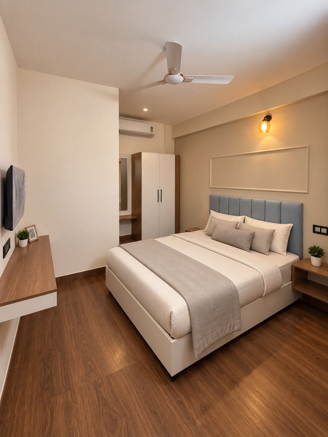 Un dormitorio moderno con una cama, mesitas de noche, un ventilador de techo y una lámpara fijada a la pared.