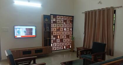Perfect 2-bedroom farmhouse with AC in soothing Kanjiramkulam, kovalam , poovar